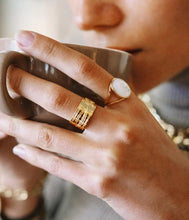 Charger l'image dans la galerie, Bague Femme Cornelia acier doré et nacre ZAG SRR11597-01SEL