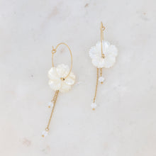 Charger l'image dans la galerie, CRÉOLES BOHM 2,5CM - FLEUR NACRÉE ET CHAÎNES AVEC CRISTAUX