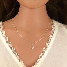 Charger l&#39;image dans la galerie, COLLIER Dame fleur +pierre verte ARGENT
