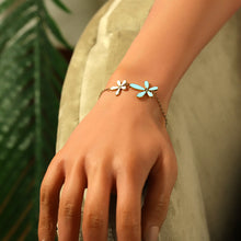 Charger l&#39;image dans la galerie, BRACELET ACIER DORE 2 FLEURS RESINE BLEUE
