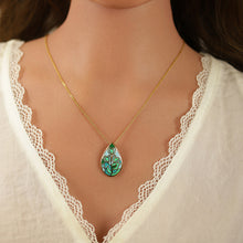 Charger l&#39;image dans la galerie, COLLIER Dame goutte résine bleue et verte ACIER DORE INOXYDABLE STELLA MIA
