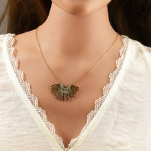 Charger l&#39;image dans la galerie, COLLIER Dame Eventail ACIER DORE
