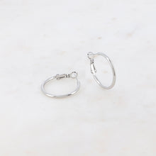 Charger l&#39;image dans la galerie, BOUCLES D&#39;OREILLES Dame Créoles moyennes à cliquet acier doré
