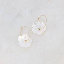 Charger l&#39;image dans la galerie, Créoles Femme Farah acier 2,5CM BOHM fleur nacrée
