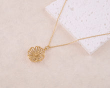 Charger l&#39;image dans la galerie, Collier Dame ACIER DORE SAUTOIR FLEUR AJOURE
