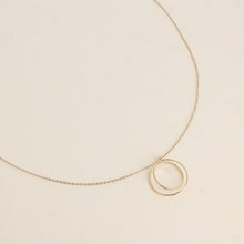 Charger l&#39;image dans la galerie, COLLIER Femme ACIER doré PENDENTIF DEUX ANNEAUX  BOHM
