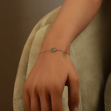 Charger l&#39;image dans la galerie, BRACELET Dame motif carré avec zirconiums Bleus PLAQUE OR
