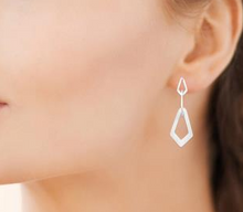 Charger l&#39;image dans la galerie, BOUCLES D&#39;OREILLES Dame pendantes forme géométrique ACIER doré ou argenté
