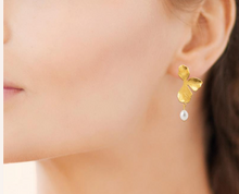 Charger l&#39;image dans la galerie, BOUCLES D&#39;OREILLES Dame demi6feille  perle ACIER DORE
