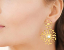 Charger l&#39;image dans la galerie, BOUCLES D&#39;oreilles dame double fleur+perle ACIER DORE
