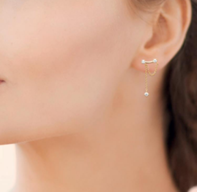 BOUCLES D'OREILLES Dame contour plaqué or + oxydes + chainette