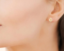 Charger l&#39;image dans la galerie, BOUCLES D&#39;OREILLES Dame clous empierrés forme goutte PLAQUE OR
