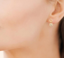 Charger l&#39;image dans la galerie, BOUCLES D&#39;OREILLES Dame pendantes hexagonales empierrées  PLAQUE  OR
