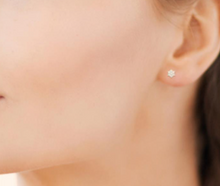 Charger l&#39;image dans la galerie, BOUCLES D&#39;OREILLES Dame clous forme étoile empierrée  PLAQUE  OR
