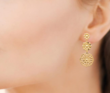 Charger l&#39;image dans la galerie, BOUCLES D&#39;OREILLES Dame pendantes avec ronds ajourés  PLAQUE  OR
