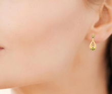 Charger l&#39;image dans la galerie, BOUCLES D&#39;OREILLES Dame pendantes empierrées vertes  PLAQUE  OR
