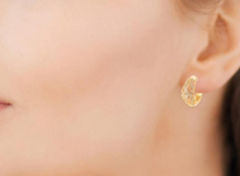 Charger l&#39;image dans la galerie, BOUCLES DOREILLES Dame Demi-Créoles ajourées et empierrées PLAQUE OR
