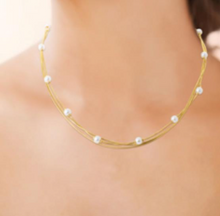 Charger l&#39;image dans la galerie, COLLIER Dame ACIER DORE 3 rangs et perles blanches
