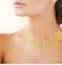 Charger l'image dans la galerie, COLLIER Dame fleurs ACIER DORE
