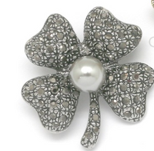 Charger l&#39;image dans la galerie, BROCHE Dame &quot;Trèfle strass&quot;
