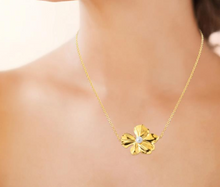 Charger l&#39;image dans la galerie, COLLIER Femme  Motif fleur perle blanche ACIER ET PVD DORE
