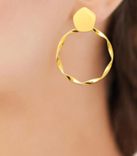 Charger l&#39;image dans la galerie, BOUCLES D&#39;OREILLES Dame pendentifs anneau torsadé ACIER DORE INOXYDABLE
